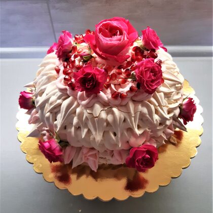 Pavlova s růžemi